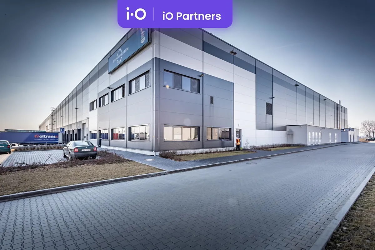 Pronájem skladového prostoru 8200 m²